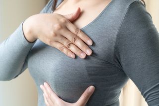 Dwa czynniki, które mogą zwiększać ryzyko raka piersi. Te kobiety muszą szczególnie uważać