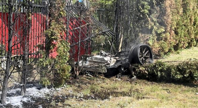 Auto uderzyło w drzewo i stanęło w płomieniach. Spłonęły trzy osoby!