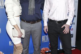 Jacek Rozenek z partnerką i synem na premierze filmu