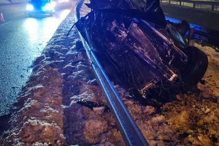  Samochód z impetem wpadł między bariery i dachował. Samochód wygląda jak zgnieciona puszka