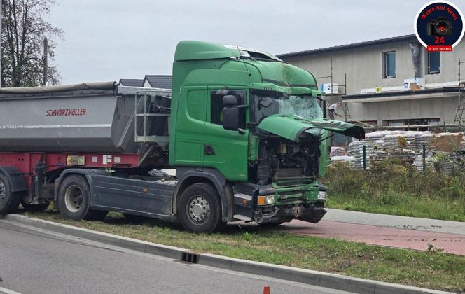 Dramat w Wołominie. Ciężarówka wjechała w dom, jedna osoba ranna