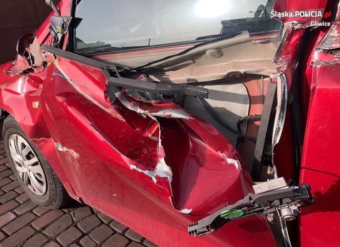 Śląskie: Ominął rogatki i zderzył się z pociągiem towarowym. O krok od tragedii [ZDJĘCIA]