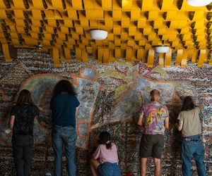 Czyszczenie mozaiki w Kiekrzu z bazgrołów