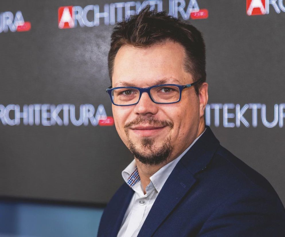 Portret redaktora naczelnego Artura Celińskiego w granatowej marynarce i białej koszuli, w okularach, z uśmiechem na tle rozmazanego napisu Architektura. Na portalu Architektura Murator Plus można przeczytać list Artura Celińskiego dotyczący zmian w wydawnictwie.