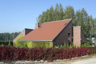 Trzy bryły pod dachem skośnym. Wyjątkowy dom o ceglanej elewacji