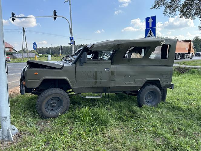 Wojskowe auto wylądowało na dachu. Ranny 34-latek