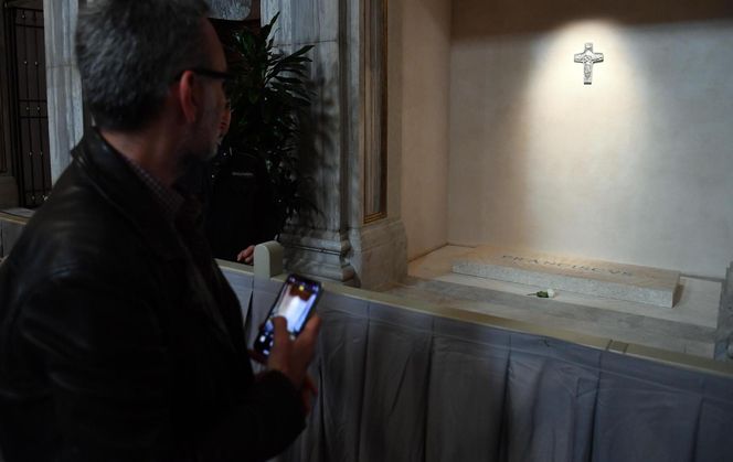 Wierni odwiedzają grób papieża Franciszka