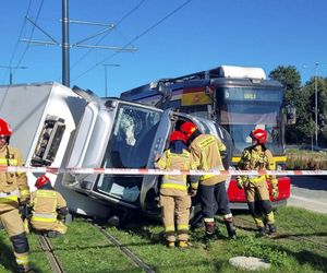  Łódź. Tramwaj zderzył się z dostawczym Iveco. Trzy osoby ranne w wypadku [ZDJĘCIA]