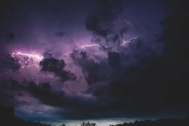 Wtorek pełen niebezpiecznych zjawisk meteo! Burze i wichury do 60 km/h to nie wszystko