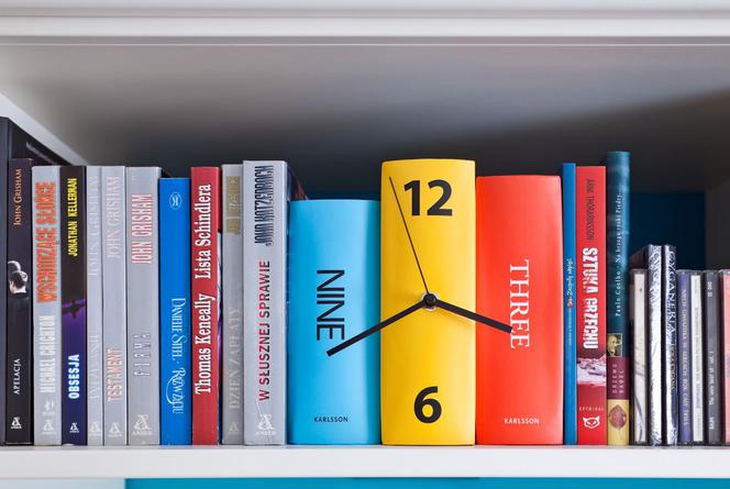 Zabawny zegar w kształcie książek