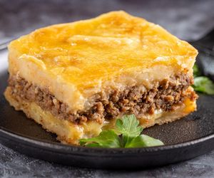 Nie wiesz, co zrobić z mielonym? Rozłóż je na ziemniakach i wsadź do pieca