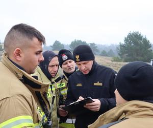 Efektowne ćwiczenia straży w Toruniu. Bus zmiażdżony przez czołg, ewakuacja spadochroniarzy i ewakuacja przysypanych osób z wykopu