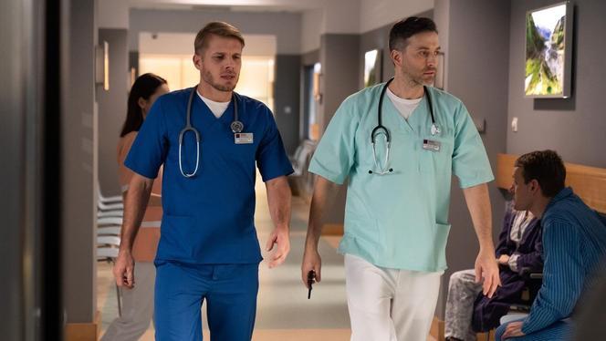 Na dobre i na złe, odcinek 803, Maks (Tomasz Ciachorowski), Molenda (Filip Bobek)