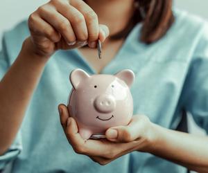 Aż dwie podwyżki pensji w 2023 roku! Kto dostanie dodatkowe pieniądze? 