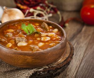 Karmuszka - zupa gulaszowa z jesiennymi warzywami