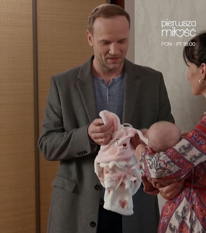 Pierwsza miłość odc. 4031. Lilka (Sylwia Sokołowska), Janek (Maciej Mikołajczyk), ich córka Pola
