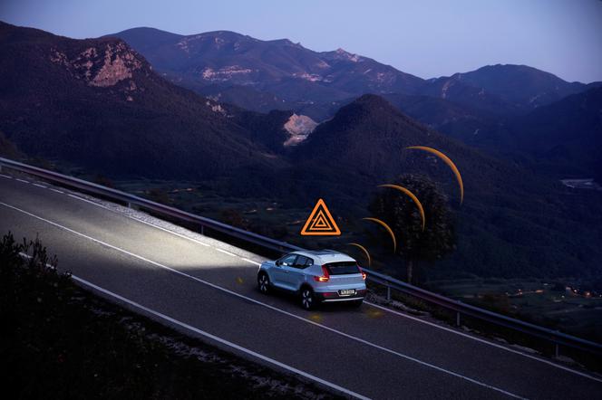 Volvo przewidzi zbliżające się niebezpieczeństwo na drodze. Auta będą się komunikować w czasie rzeczywistym