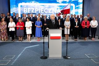 Zapasy w błocie PiS i PO. Kampanijna histeria służy partii Kaczyńskiego - pisze Tomasz Walczak
