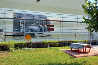 Nowy mural Królówki w Siedlcach odwzorowuje starą fotografię z dawnych lat szkolnych