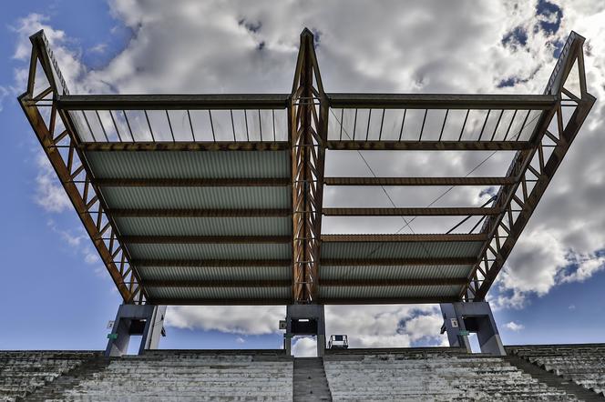 Demontaż dachu na szczecińskim stadionie