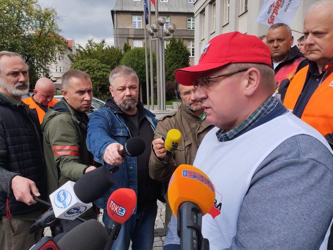 Konferencja prasowa hutników przed Ministerstwem Przemysłu w Katowicach