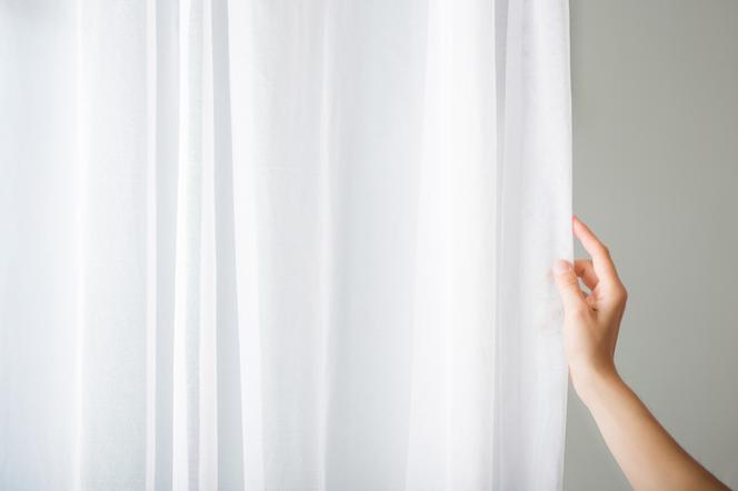 Pranie firanek w pralce czy ręcznie? Jak prać firanki, żeby zawsze były białe 