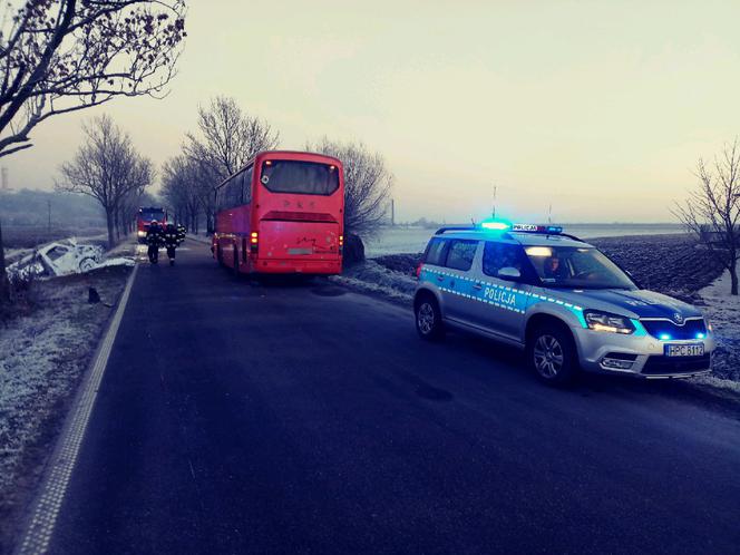 Zderzenie busa i autobusu. Bus stanął w płomieniach. 8 osób rannych