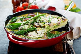 Przepis na szybki obiad: omlet ze szparagami i pieczarkami