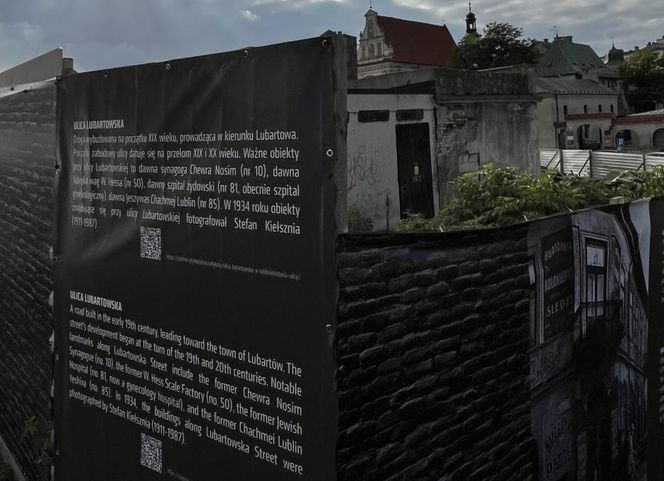 Blaszany płot z centrum miasta zmienił się w atrakcję turystyczną