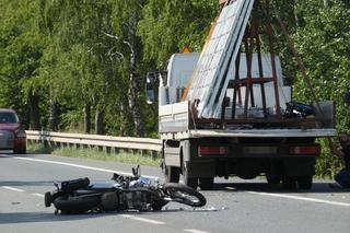 Wymusił pierwszeństwo przed motocyklistą. 62-latek wpadł pod ciężarówkę. Zginął na miejscu