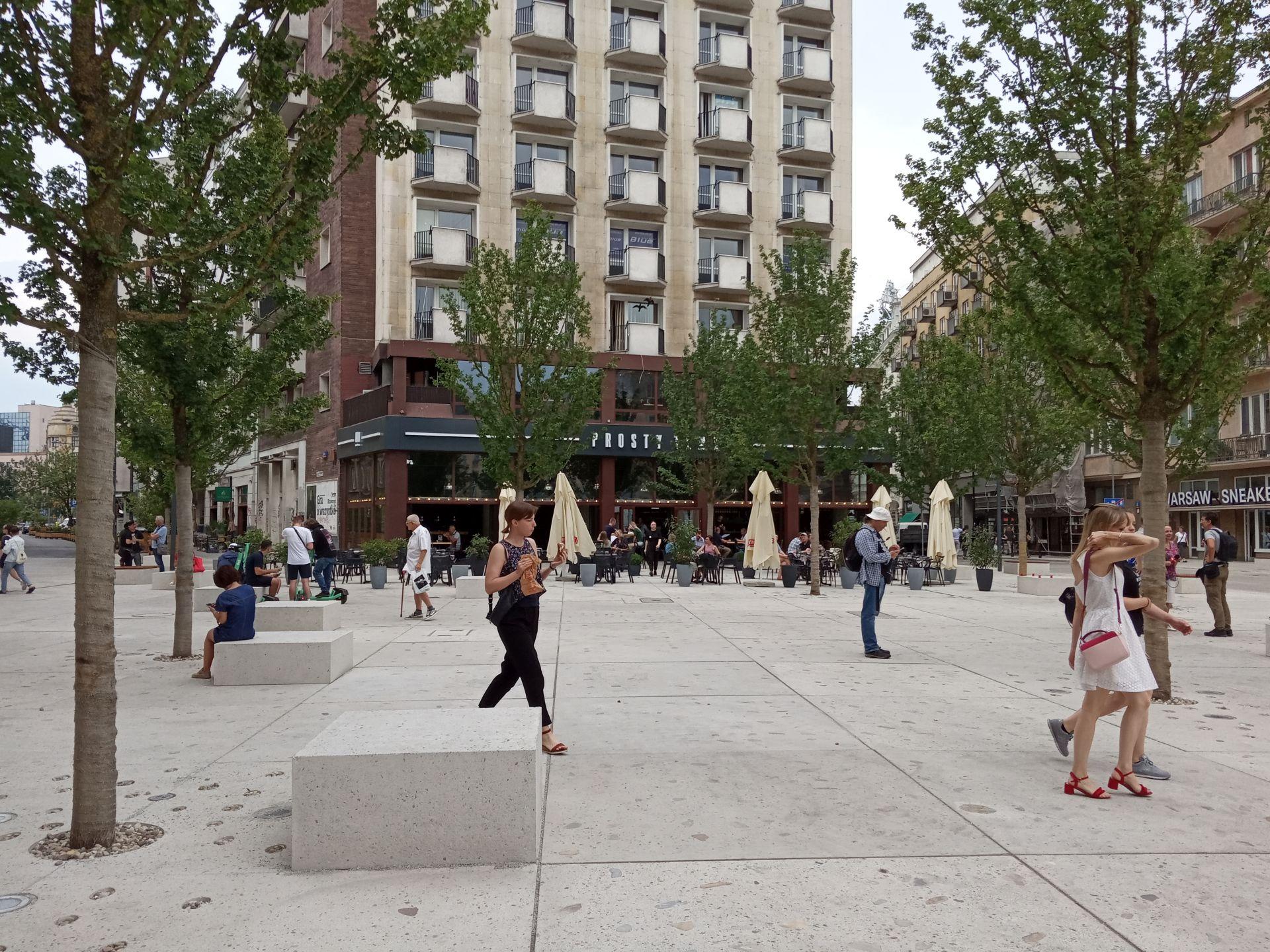 Plac Pięciu Rogów: miejska oaza, betonowa pustynia czy zwornik łączący różne przestrzenie i funkcje miasta?