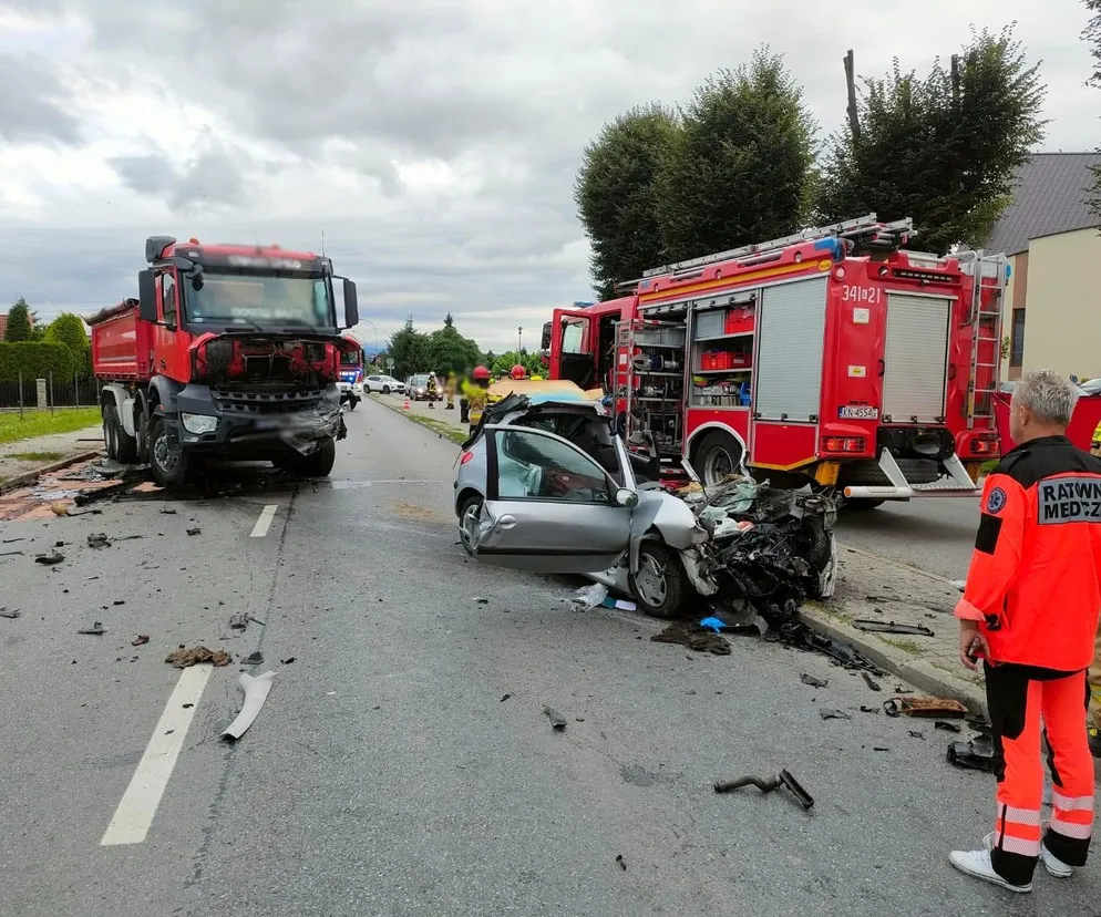 Tragiczne zderzenie osobówki z ciężarówką. Nie żyje młody kierowca peugeota