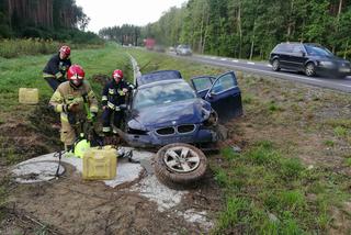 Dwie 18-latki rozbiły czarne BMW. Brawurowa jazda zakończyła się w rowie