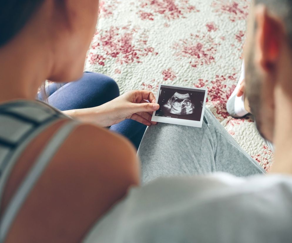 W drugim miesiącu ciąży zarodek jeszcze nie jest płodem. Te tygodnie ciąży to czas błyskawicznego wzrostu - zarodek wielkości ziarnka grochu po miesiącu osiąga gabaryty dużej truskawki. I ma już wszystkie najważniejsze narządy.