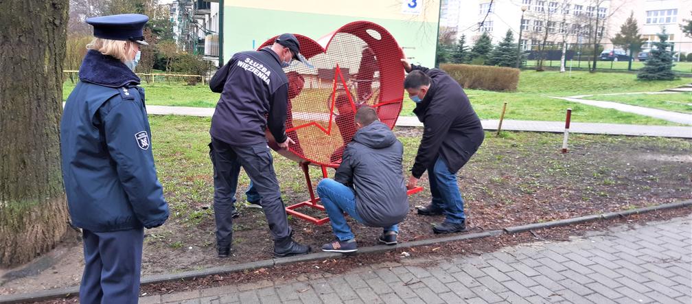 Więźniowie stworzyli ogromne metalowe serce na nakrętki. Zobacz zdjęcia!