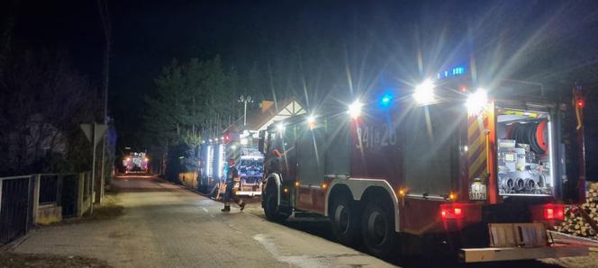 Pożar garażu i budynku w Cierpicach pod Toruniem. 10 zastępów straży w akcji