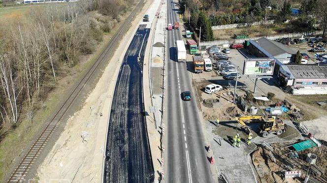 Poznań: Trwa rozbudowa ulicy Gdyńskiej. Pierwsze z dwóch nowych rond na ukończeniu!