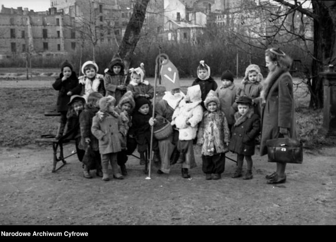 Mikołaj w Ogrodzie Saskim - między 1947 r. i 1950 r. 