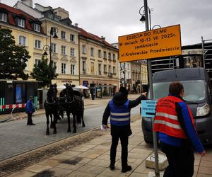 Co się dzieje na Krakowskim Przedmieściu w Warszawie? Rosyjskie napisy na ulicach