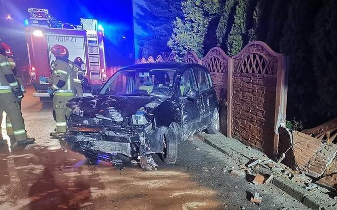 Z impetem uderzyła i "skosiła" betonowe ogrodzenie. 18-latka prawo jazdy miała zaledwie od kilku miesięcy 