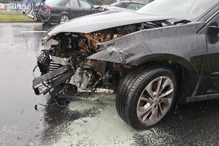 ​Karambol w deszczu przy wyjeździe z galerii handlowej w Lesznie 