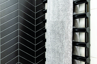 Łazienka z drewnem i marmurem