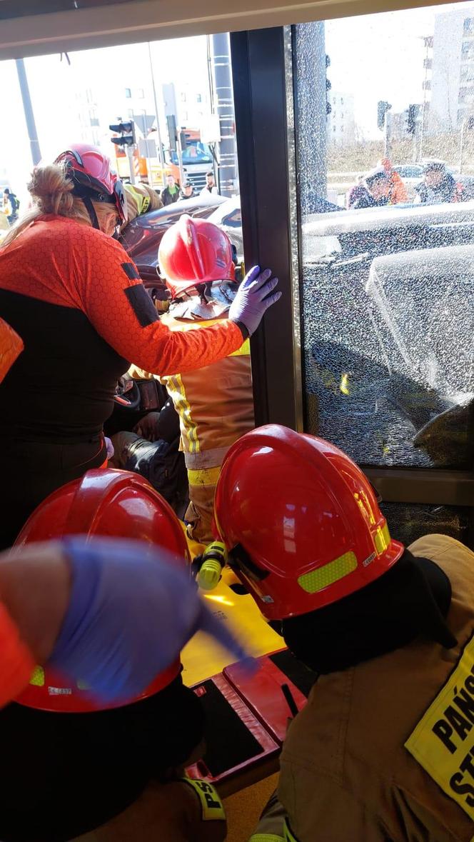 Wypadek w Gdańsku. Samochód wjechał w tramwaj. Kierowca był zakleszczony w aucie