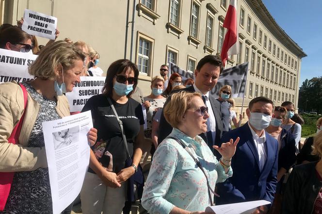 Trwa spór o wrocławską porodówkę na Chałubińskiego. Personel i pacjentki wyszły na ulicę