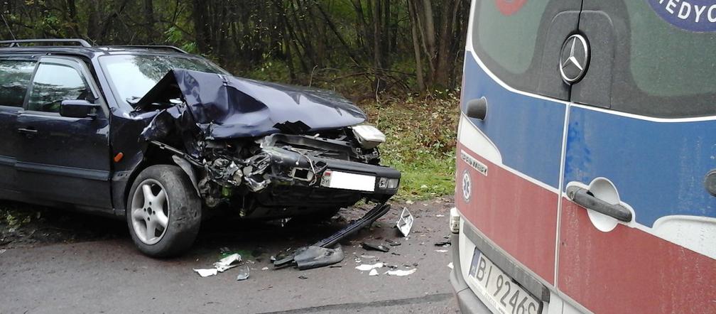 Volkswagen zderzył się z traktorem. Dwie osoby ranne 