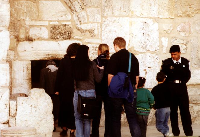 Wierni oczekujący na wejście do kaplicy w Bazylice Narodzenia Pańskiego w Betlejem