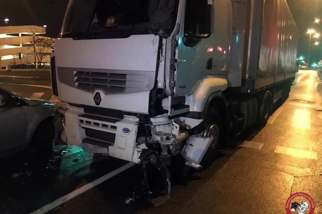 Pijany kierowca ciężarówki staranował wszystko, co miał na drodze. 