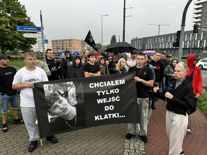 Setki osób upamiętniły Oliwiera. 20-latek zmarł po interwencji policji. "Zabili go jak zwierzę"