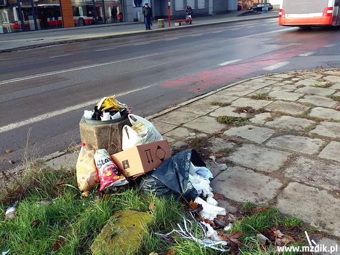 Zamiast do kontenera, śmieci trafiają do koszy przy ulicy!