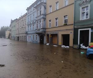 Zagrożenie powodziowe. Głuchołazy. Woda przelała się przez wały. Zalewa miasto